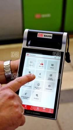 Das Bild zeigt ein Smartphone mit Apps in Kacheloptik. Pressefoto: Deutsche Bahn AG