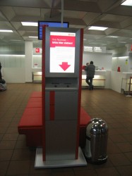 Terminal für Wartenummern im Reisezentrum.