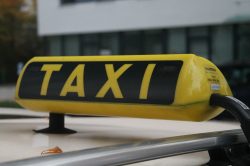 Dachschild eines Taxis. Foto: Marco Krings